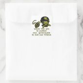 Grunt, wenn das Button gepanzert wird Mr. Grenade Quadratischer Aufkleber (Tasche)