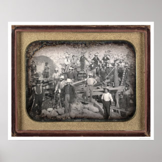 Gruppe der dreiundzwanzig Bergleute in Sluice [ca. Poster