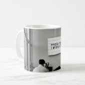 GRUPPE DER IM VORSITZ SITZENDEN KAFFEETASSE (Vorderseite Links)