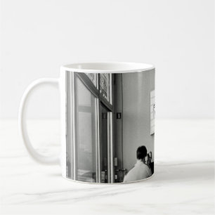 GRUPPE DER IM VORSITZ SITZENDEN KAFFEETASSE