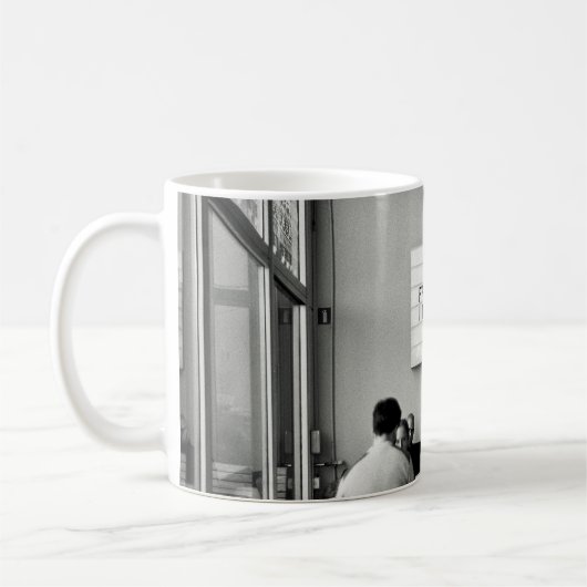 GRUPPE DER IM VORSITZ SITZENDEN KAFFEETASSE (Links)