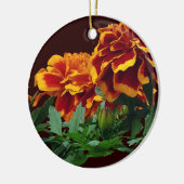 Gruppe der orangefarbenen Marigolde mit gelben Spi Keramik Ornament (Links)