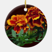 Gruppe der orangefarbenen Marigolde mit gelben Spi Keramik Ornament (Hinten)