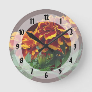 Gruppe der orangefarbenen Marigolde mit gelben Spi Runde Wanduhr