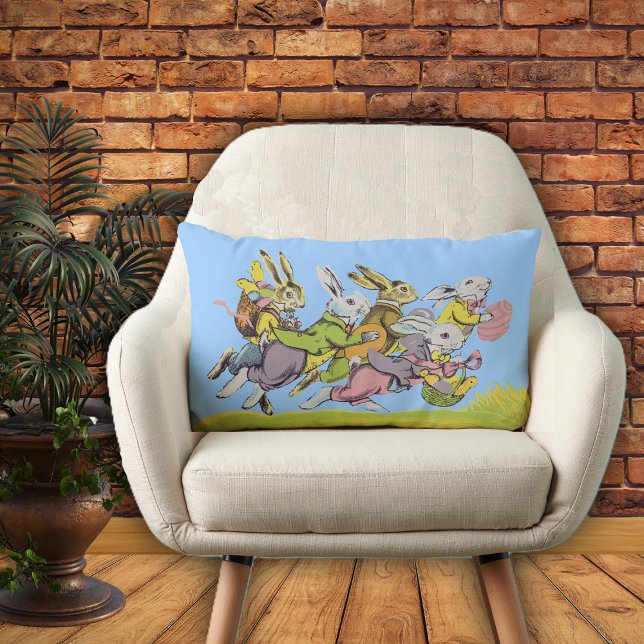 Gruppe der Osterkaninchen Pastelkleidung im Gras Lendenkissen (Easter rabbits in pastel clothes eggs baskets running in grass on blue decorative pillow.)
