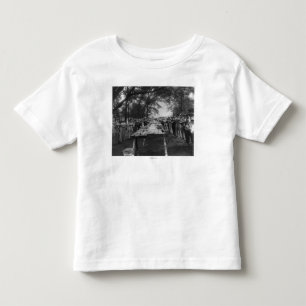 Gruppe, die große Stücke der Wassermelone isst Kleinkind T-shirt