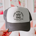 Gruppe für individuelle Familienfreunde Skiausflüg Truckerkappe<br><div class="desc">Mit unserem individuellen Ski-Trip-Shirt für Familien,  Freunden oder Gruppen können Sie Ihre Erinnerungen ganz individuell gestalten. Personalisieren Sie Ihren Familiennamen oder Ihre Gruppenreisedaten,  damit Sie es ganz individuell finden. Ideal für Skifahrer und Winterurlauber-Souvenirs,  ideal für passende Outfits an den Pisten oder als Geschenk für den Winterurlaub.</div>