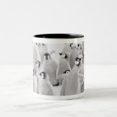 Gruppe Kaiser-Pinguine (Aptenodytes forsteri) Zweifarbige Tasse (Mittel)