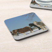 Gruppe Miniaturpferde im Schnee Getränkeuntersetzer (Linke Seite)