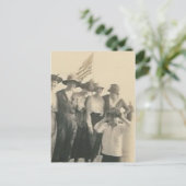 Gruppe mit Flaggenjunge mit Fernglas Postkarte (Stehend Vorderseite)