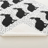 Gruppe sitzender Hasen mit schwarzer Silhouette Sherpadecke (3/4)