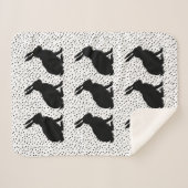 Gruppe sitzender Hasen mit schwarzer Silhouette Sherpadecke (Vorderseite (Horizontal))