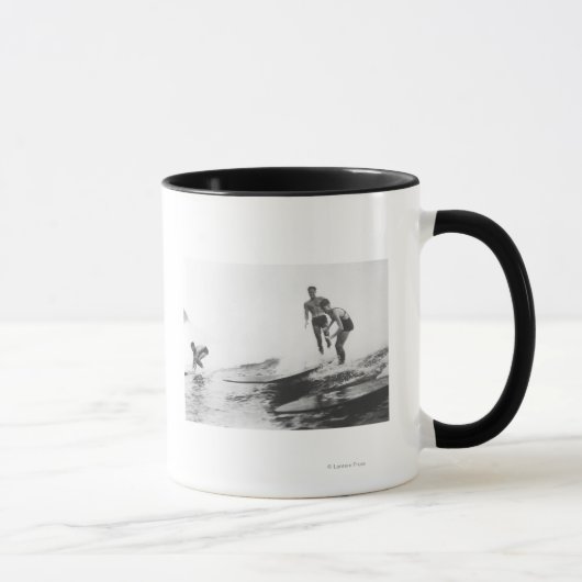 Gruppe Surfer in Honolulu, Hawaii Surfing Tasse (Rechts)