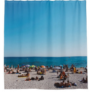 GRUPPE VON PERSONEN, DIE DEN GARANTIERTEN STRAND B DUSCHVORHANG