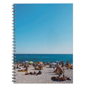 GRUPPE VON PERSONEN, DIE DEN GARANTIERTEN STRAND B NOTIZBLOCK