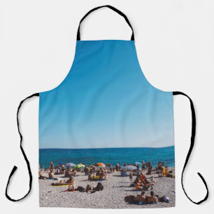 GRUPPE VON PERSONEN, DIE DEN GARANTIERTEN STRAND B SCHÜRZE