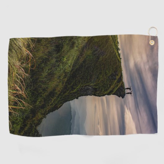 Gruppe von Personen stehend auf einem Felsrand Han Golfhandtuch (Horizontal)