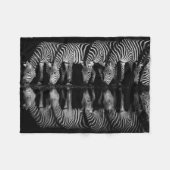 Gruppe von Steppenzebras trinkt nachts zusammen Fleecedecke (Vorderseite (Horizontal))