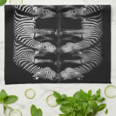 Gruppe von Steppenzebras trinkt nachts zusammen Geschirrtuch (Gefaltet)