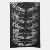 Gruppe von Steppenzebras trinkt nachts zusammen Geschirrtuch (Vertikal)