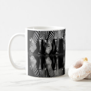Gruppe von Steppenzebras trinkt nachts zusammen Kaffeetasse