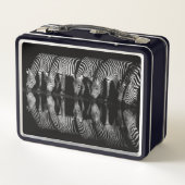 Gruppe von Steppenzebras trinkt nachts zusammen Metall Brotdose (Rückseite)