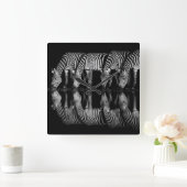 Gruppe von Steppenzebras trinkt nachts zusammen Quadratische Wanduhr (Zuhause)