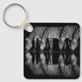 Gruppe von Steppenzebras trinkt nachts zusammen Schlüsselanhänger (Vorderseite)