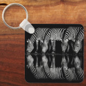 Gruppe von Steppenzebras trinkt nachts zusammen Schlüsselanhänger (Vorderseite)
