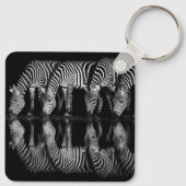 Gruppe von Steppenzebras trinkt nachts zusammen Schlüsselanhänger (Rückseite)