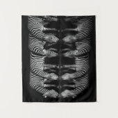 Gruppe von Steppenzebras trinkt nachts zusammen Wandteppich (Vorderseite)