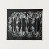 Gruppe von Steppenzebras trinkt nachts zusammen Wandteppich (Vorderseite (Horizontal))