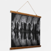 Gruppe von Steppenzebras trinkt nachts zusammen Wandteppich Mit Holzrahmen (Gewinkelt)