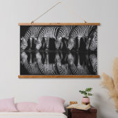 Gruppe von Steppenzebras trinkt nachts zusammen Wandteppich Mit Holzrahmen (Schlafzimmer)