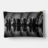 Gruppe von Steppenzebras trinkt nachts zusammen Zubehörtasche (Rückseite)