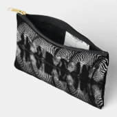 Gruppe von Steppenzebras trinkt nachts zusammen Zubehörtasche (Offen)