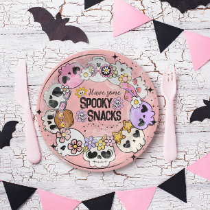 Grusel-Snacks für Halloween auf Papierplatten Pappteller