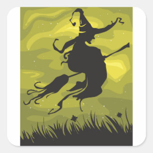 Gruselige Halloween-Hexe fliegt auf Besenstiel Quadratischer Aufkleber