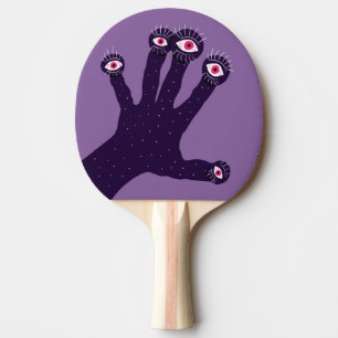 Gruselige Hand hat sonderbare Finger mit Tischtennis Schläger