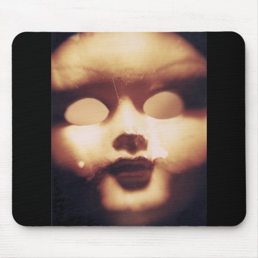 Gruselige Puppe Mousepad (Vorne)