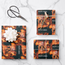 Gruselige Vibes. Flammender Schädel im Weltraum Geschenkpapier Set