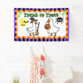Gruseliger Gänse-Halloween-Koffer-oder-Behandlungs Banner (Insitu)