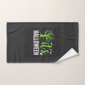 Gruseliger Halloween-Baum-Fledermäuse-Vektordesign Handtuch (Handtuch)