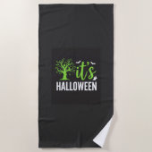 Gruseliger Halloween-Baum-Fledermäuse-Vektordesign Strandtuch (Vorderseite)