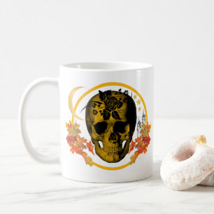 Gruseliger Halloween goldener Totenkopf mit schwar Kaffeetasse