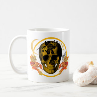 Gruseliger Halloween goldener Totenkopf mit schwar Kaffeetasse