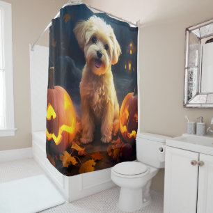 Gruseliger Halloween-Yorkipoo mit Kürbissen Duschvorhang