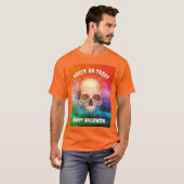 Gruseliger Schädel. Süßes oder Saures. Halloween T-Shirt (Vorne ganz)