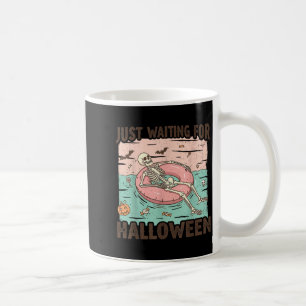 Gruseliger Sommer-Skelett, das nur auf Halloween w Kaffeetasse