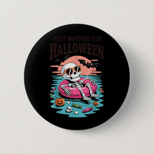 Gruseliger Sommer-Skelett wartet auf Halloween-Kin Button